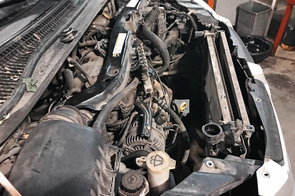 Снимаем верхнюю планку для доступа к радиаторам