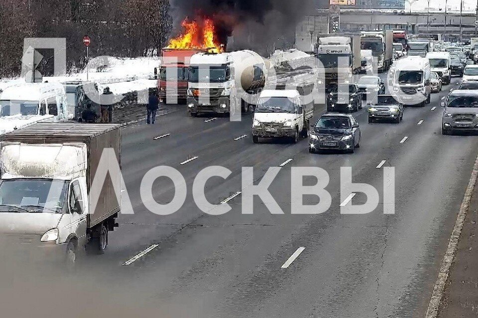    На месте происшествия работают оперативные службы города  Департамент транспорта Москвы