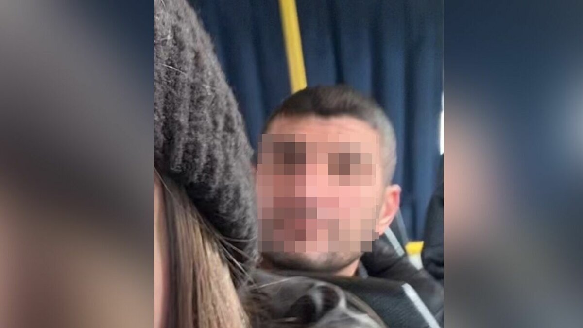     В Ростове девушка пожаловалась на мужчину, который сексуально домогался ее и еще двух девушек в салоне автобуса №124, об этом пострадавшая сообщила в соцсети «ВКонтакте».