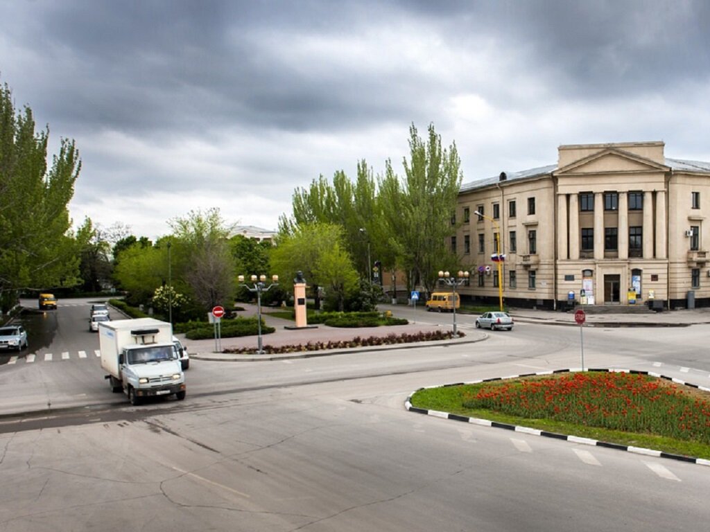 Работа город волжский волгоградской. Город Волжский Волгоградской области. Площадь Волжского Волгоградской области. Площадь Строителей Волжский. Город Волжский площадь Строителей.