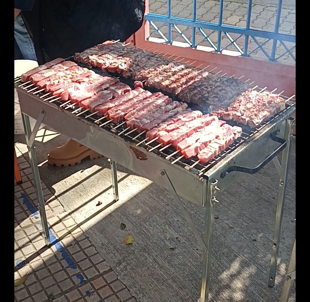 Маленькие шашлыки - сувлаки (фото автора)