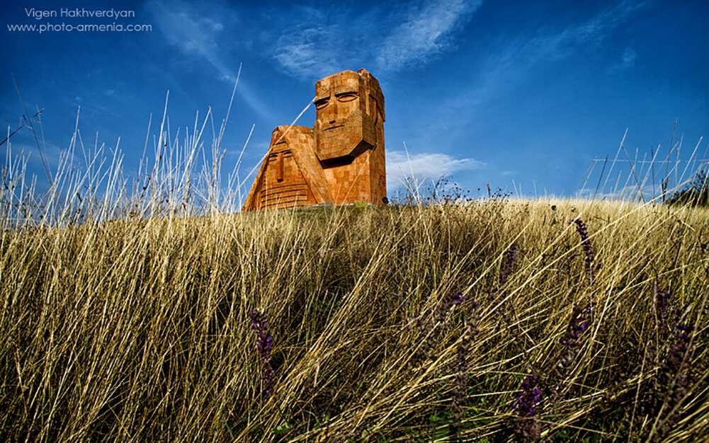 мы наши горы степанакерт. памятник в карабахе дед и баба. карабах памятник папик татик. арцах степанакерт памятник папик татик. арцах степанакерт нагорный карабах.