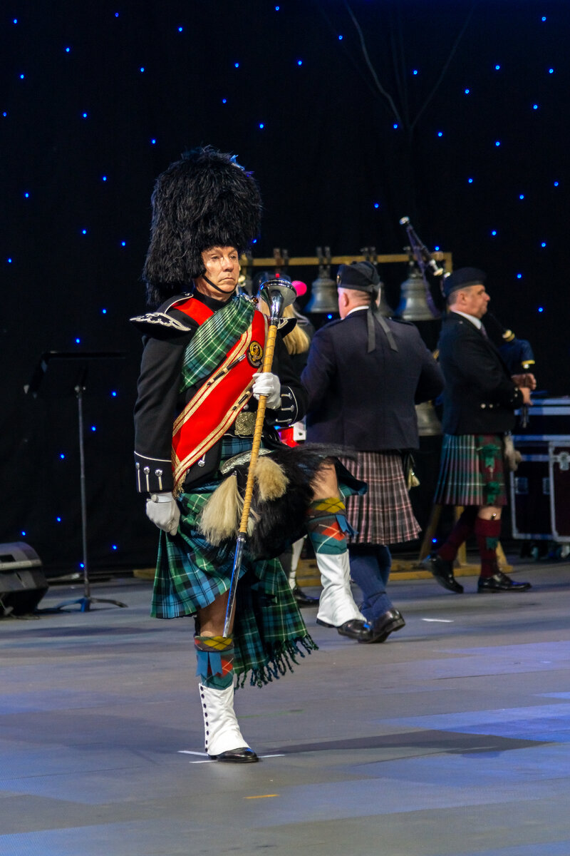 Alan McBride - pipe major оркестра. Он хорошо известен в Северной Ирландии как чемпион мира по игре на барабанах. Кроме того, он прекрасно поет.