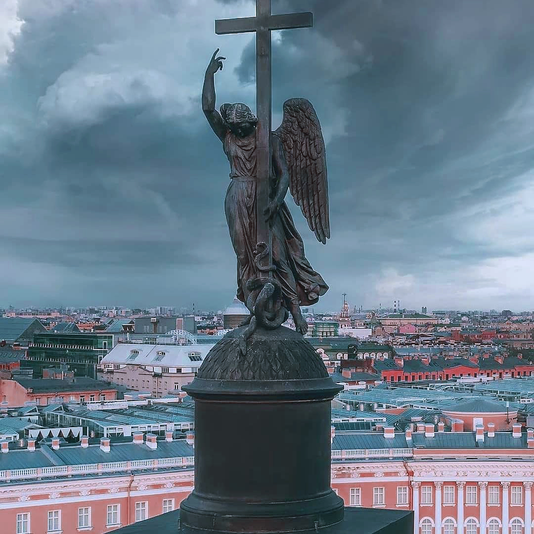 Александрийский столп в санкт петербурге. Александровская колонна в Санкт-Петербурге. Ангел на Александрийском столпе в Санкт-Петербурге. Александровская колонна в Санкт-Петербурге ангел. Александровская колонна в Санкт-Петербурге Огюст Монферран.