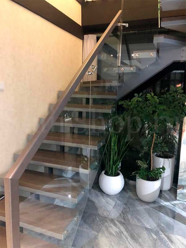 Дубовая лестница на монокосоуре компании "Стаиршоп"