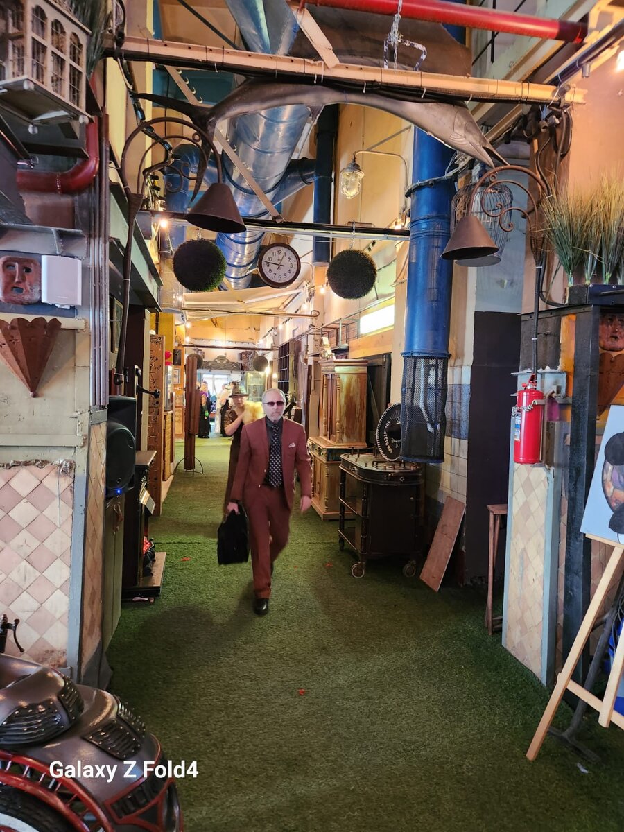 Количество аутентичных предметов столетней давности поражает воображение