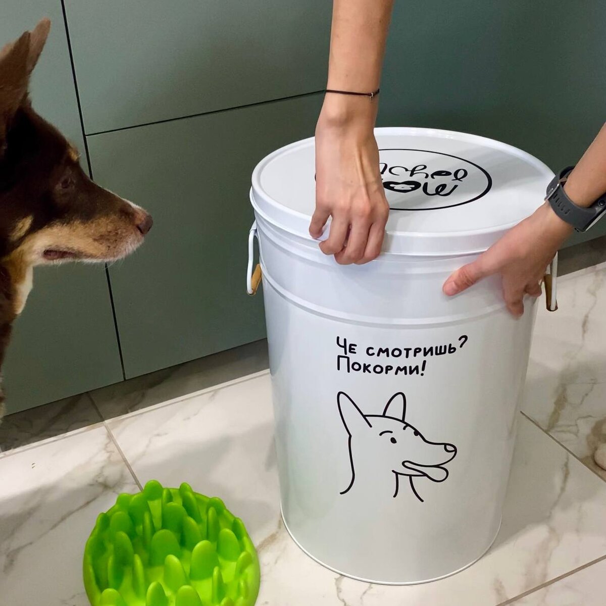 Бак для корма на 40 литров, помещается до 15 кг. 