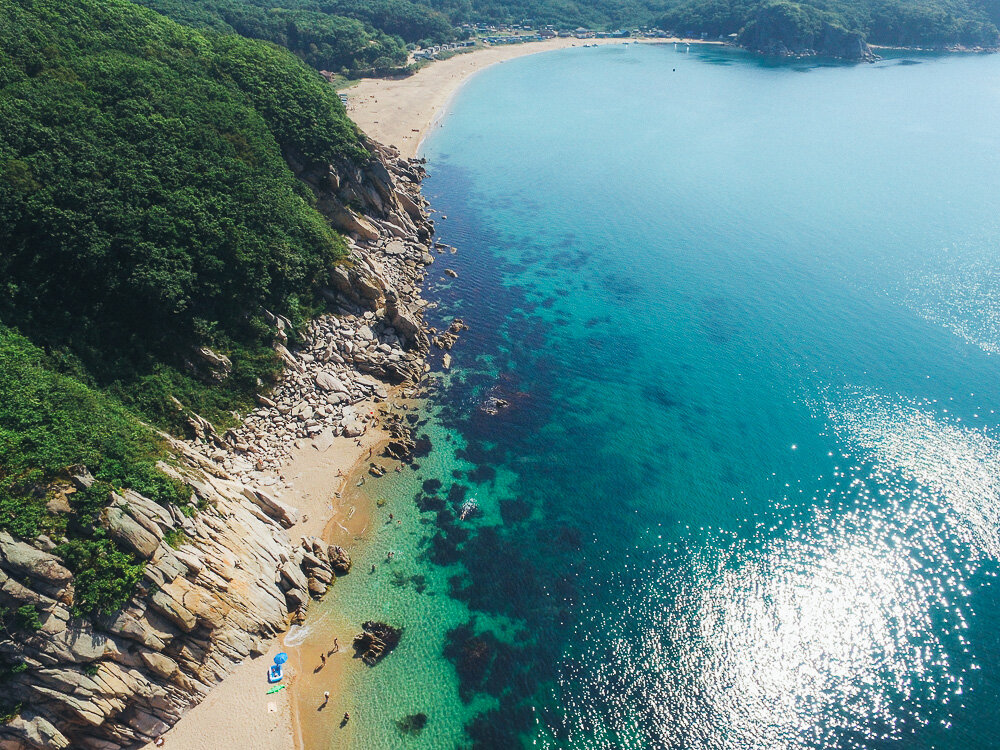Красивые места приморья. Бухта малая окуневая приморский край. Бухта триозерье находка. Самые красивые места в приморском крае. Бухта заря лазовский заповедник.