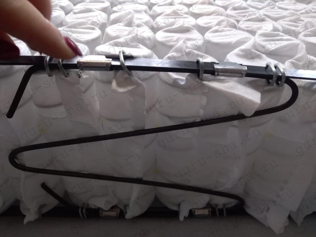 Скрепление вертикальной пружины скобами