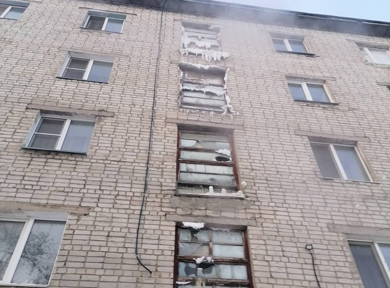    Из-за аварии в доме заледенили окна