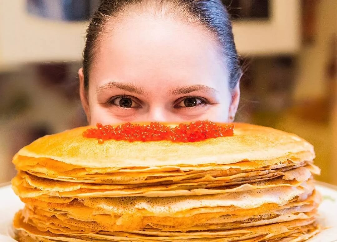 Девочка с блинами