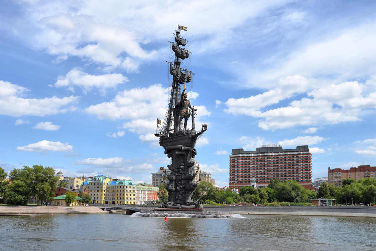 Огромный памятник в москве. Памятник Петру 1 в Москве на Москве реке. Церетели памятник Петру 1. Скульптура Петра 1 Церетели в Москве.