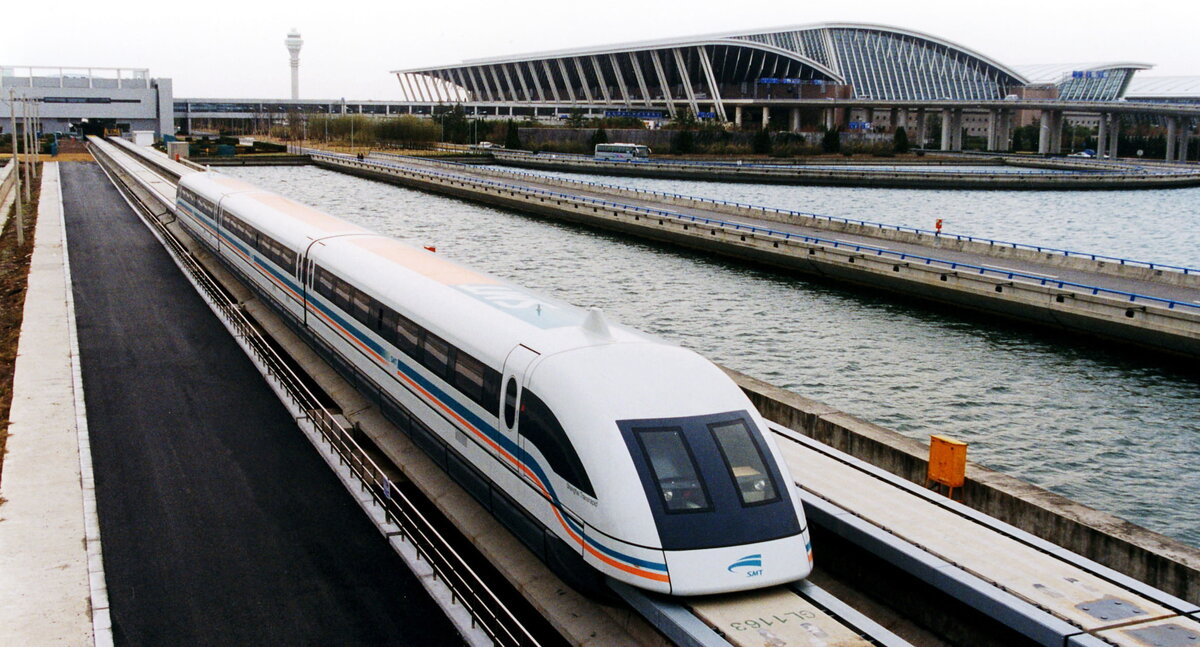 © Alex Needham / public domain (Поезд Transrapid Шанхайского маглева. Линия открыта в 2004 г. Расстояние в 30 км от Международного аэропорта Пудун до станции Шанхайского метро поезд преодолевает примерно за 7-8 минут)