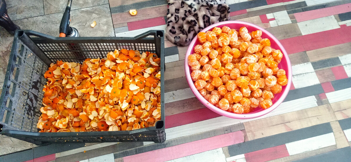 Сначала мандарины нужно почистить от кожуры. я по сетке в день чистила- в ней примерно 15-16 кг. 