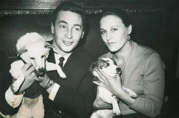 В. Тихонов и Н. Мордюкова с космическими собаками Белкой и Стрелкой