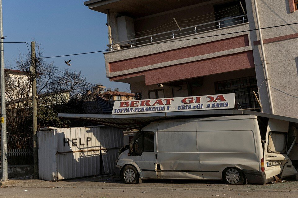     Очаг землетрясения залегал на глубине около двух километров  REUTERS