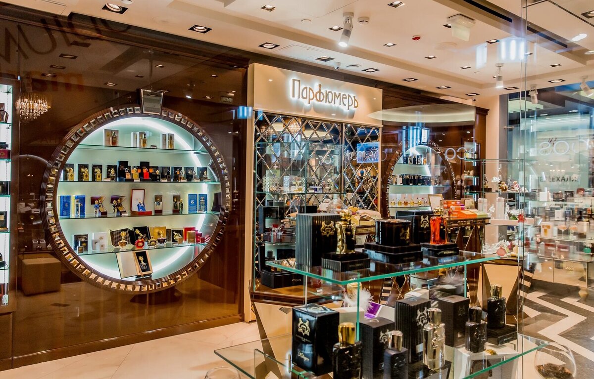 В парфюмерном магазине... Фото из интернета. 