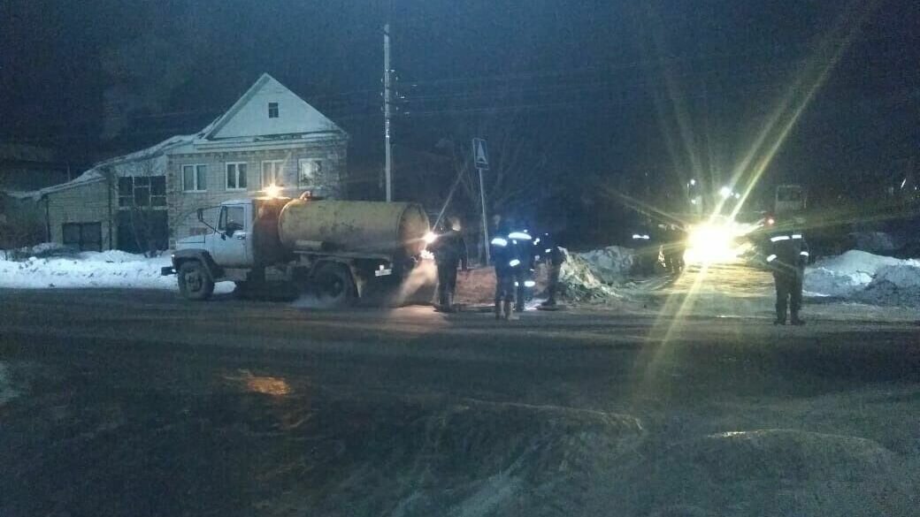     В Можге утром во вторник 21 февраля продолжались работы по устранению новой масштабной коммунальной аварии. На этот раз лопнули трубы городского водопровода на перекрестке улиц Наговицына и Котовского около школы №3. По словам представителей мэрии, место порыва уже обнаружено.