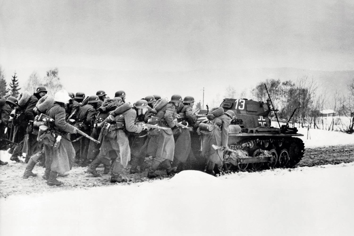 Наступление войск. Битва за Москву 1941 немцы. Войска вермахта под Москвой 1941. Наступление вермахта 1941. Немецкие солдаты зимой 1941.