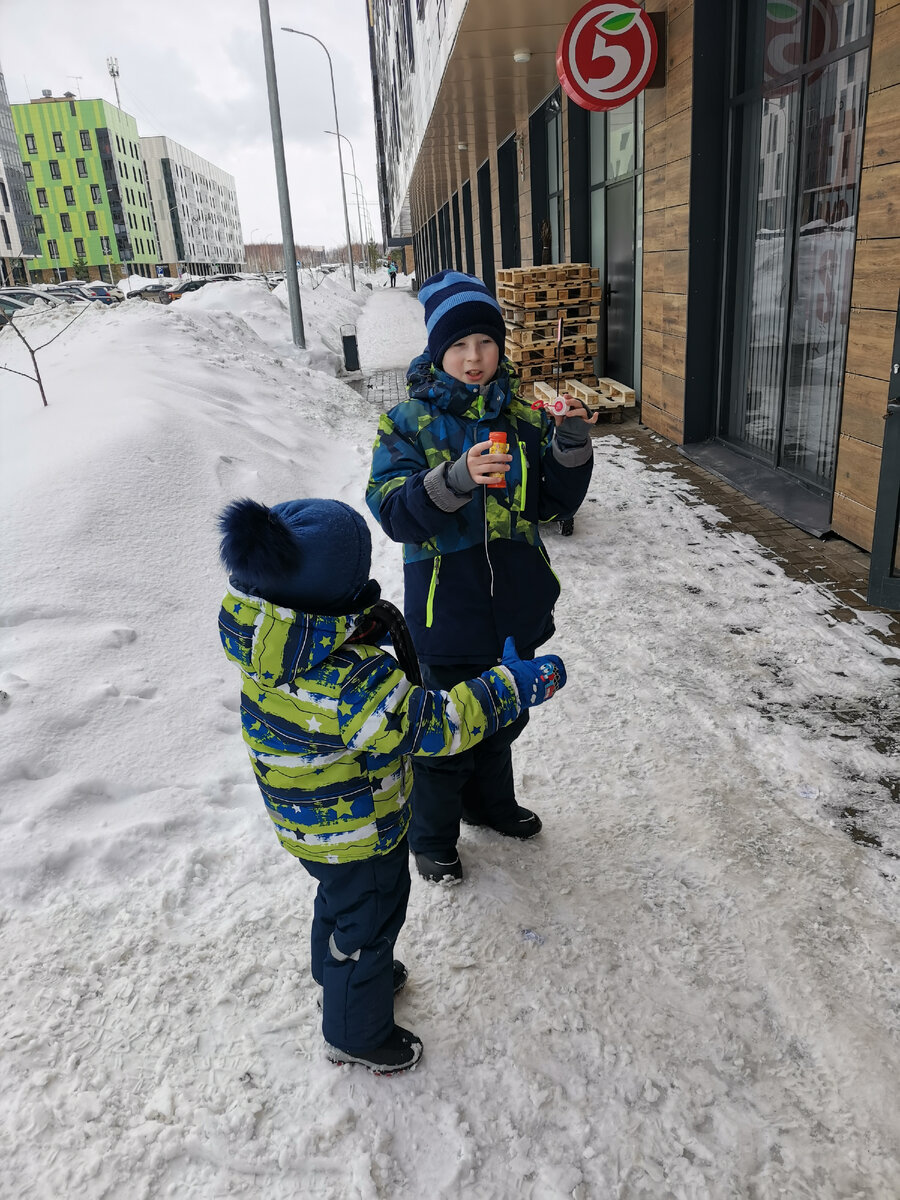 В этом году вот такие сугробы в Иннополисе, а мы приманиваем весну мыльными пузырями