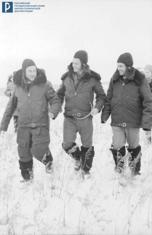 Экипаж космического корабля «Союз-7»: А.В. Филипченко, В.Н. Волков, В.В. Горбатко после приземления РГАНТД. Арх. № 0-302