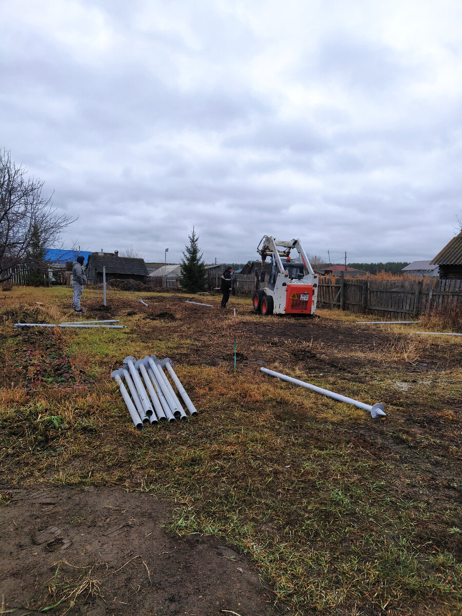 Устанавливают сваи