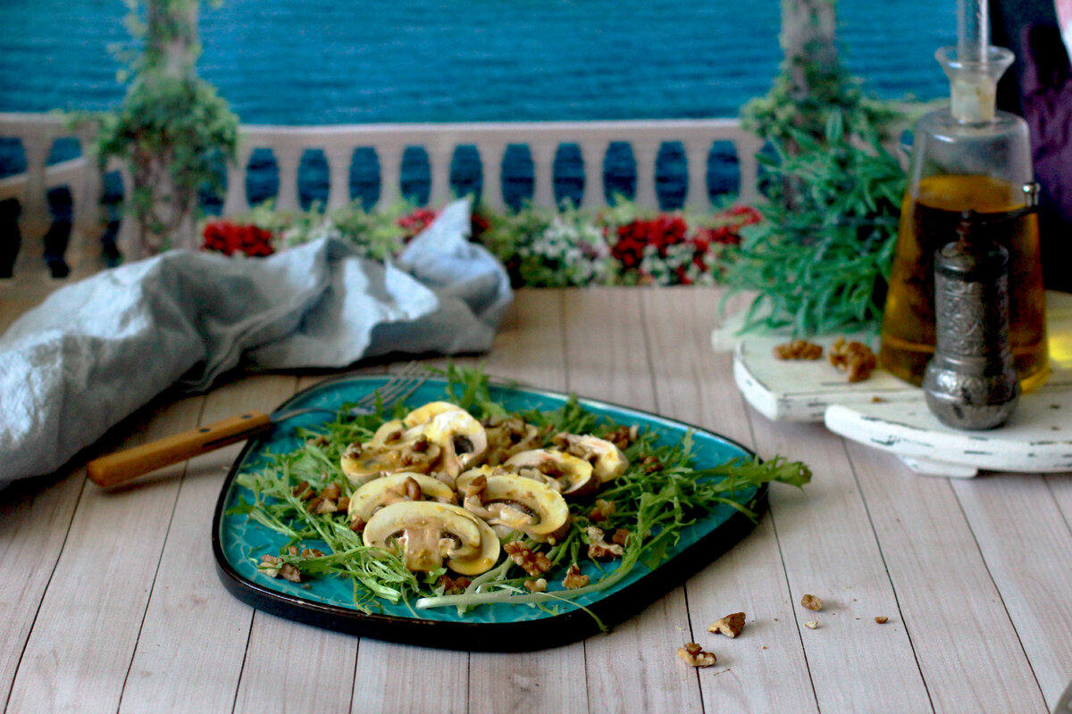 Салат из шампиньонов с фриссе и грецкими орехами от Елены Некрасовой: https://t.me/urbanistka_vl