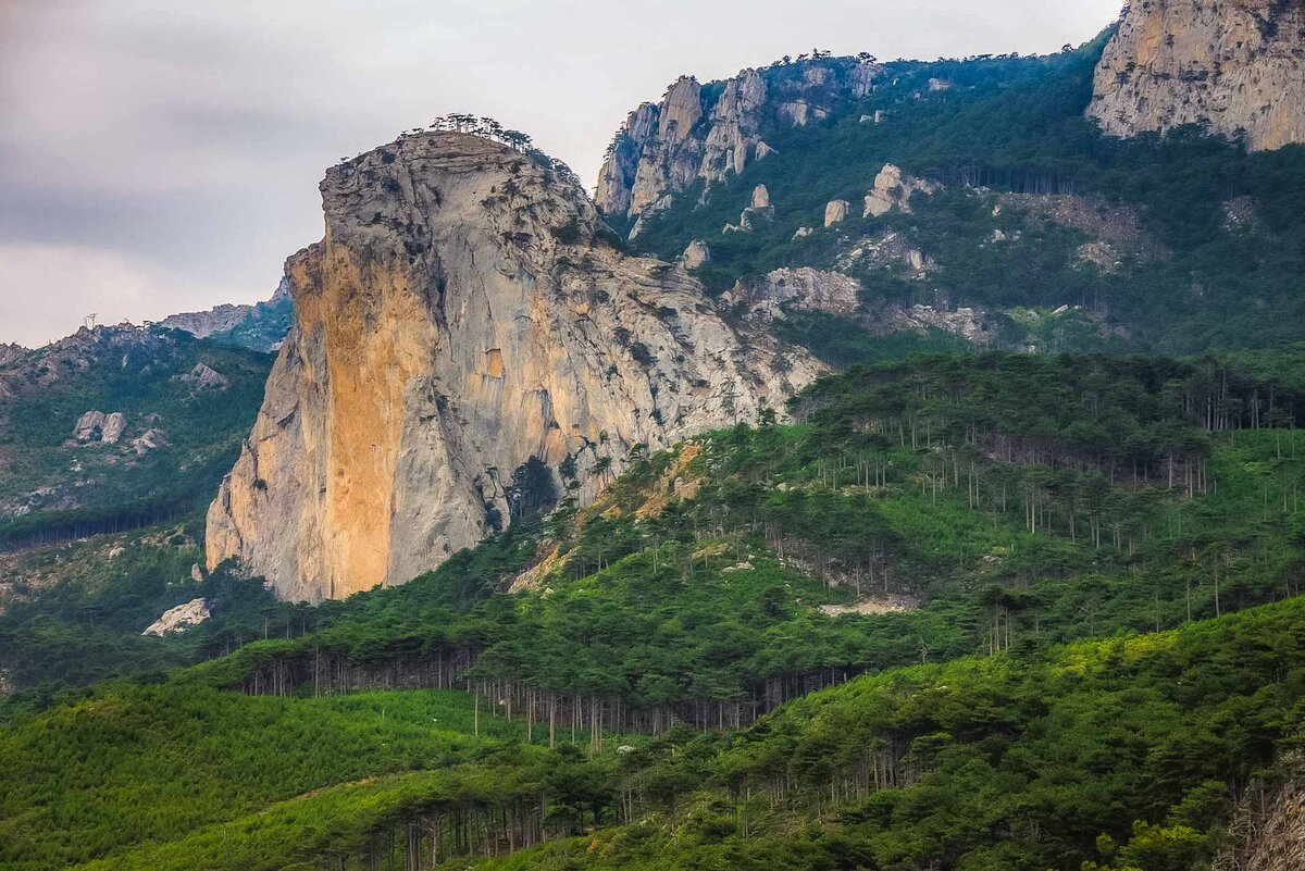 Горный рельеф Крыма