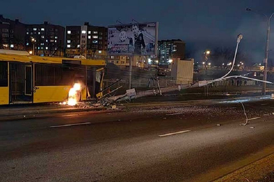     В результате аварии загорелось колесо автобуса, а один из пассажиров получил травму. Фото: mosk.minsk.gov.by