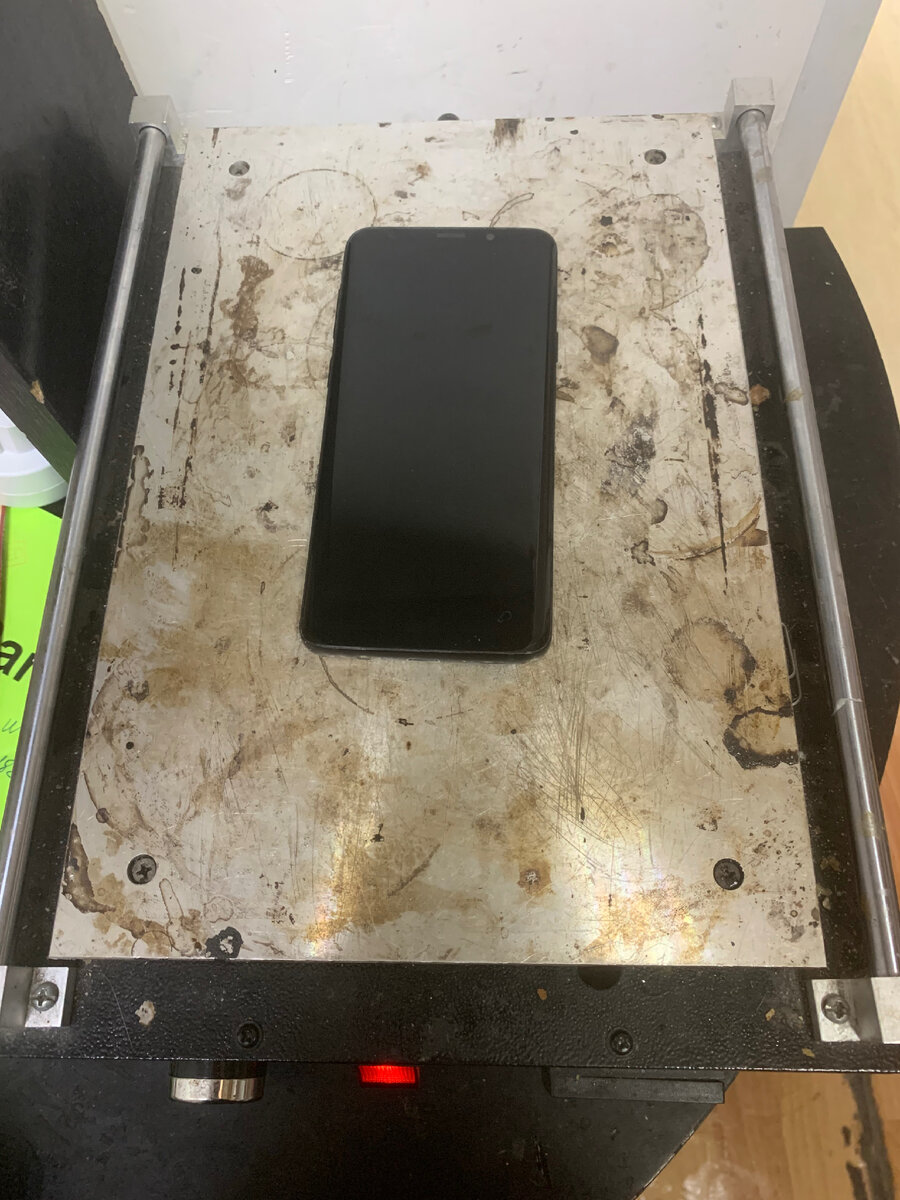 Разогреваем сепаратор до 100 градусов и кладем телефон на минут 5,далее аккуратно отклеиваем заднюю крышку,чтоб не повредить шлейф отпечатка пальца.