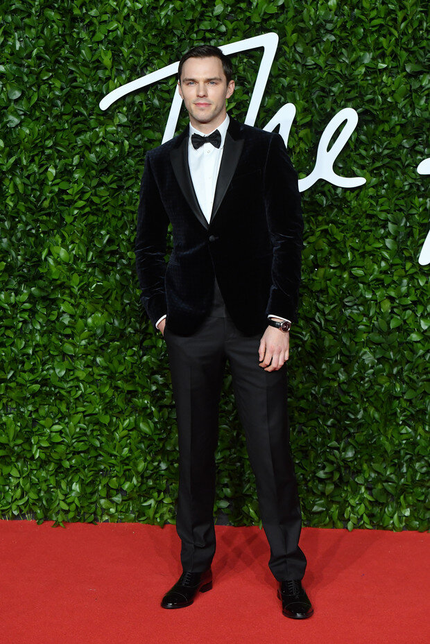 Не могу назвать Средневековье своим любимым периодом в истории, но мне нравится жанр комедии, нравятся анимационные фильмы для взрослых. Я часто смотрю мультфильмы в этом жанре. К примеру, я большой фанат «Робоцыпа», которого создали те же ребята, что и «Скрестив мечи» (имеет в виду Тома Шепарда и Сета Грина — прим. ELLE), так что когда ко мне в руки попало подобное предложение, я ему очень обрадовался и захотел стать частью этого проекта. 
Мой персонаж  — Патрик — очень веселый парень. Оптимист от рождения и обладает непоколебимой верой в лучшее и светлое, которые постепенно разрушает это странное общество, где ему пришлось вырасти. Мне понравилось это в персонаже, когда я читал сценарий. Впрочем, этот энтузиазм привлек меня и в работе аниматоров, в их манере работы над персонажем и в том, как они снимали наших героев и представляли их зрителям. Мне кажется, что это что-то потрясающее и прекрасно выглядит на экране. Получается такое противопоставление — милые деревянные фигурки людей против грубого и порой странного юмора.

Есть ли у вас и героя, которого вы озвучиваете в «Скрестив мечи», что-то общее? Кажется, что, даже когда его задирают родные братья и сестра, он все равно не падает духом. Может, у вас были подобные родственники в детстве, которые не давали покоя?

Что-то общее, наверное, у нас есть. Думаю, у всех есть такие люди в жизни. К примеру, друзья, которые всегда смотрят на жизнь с оптимизмом. Но я не так оптимистичен, как Патрик, да и не думаю, что кто-то мог бы настолько позитивно смотреть на мир! Что мне нравится, так это сама идея утраты иллюзий. Мне кажется, что многие люди проходят через это, со мной это тоже происходило со временем. Чем больше я узнавал о мире, чем больше информации получил, тем больше понимал — и в этом отношении я могу понять моего персонажа.

Это история и о морали; и о том, как ориентироваться в жизни; каково это — впервые осознать, что мир не такой, каким мы себе его представляли?..