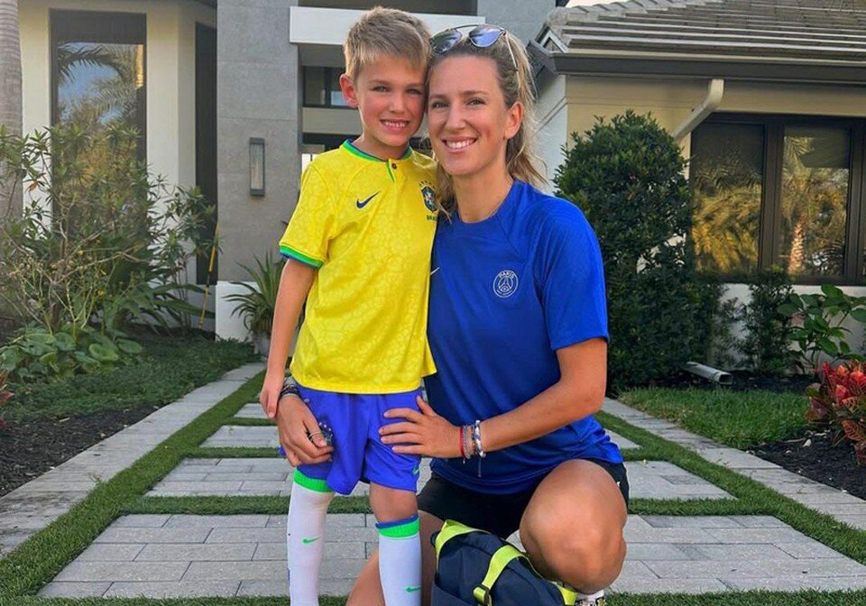     Виктория играет с сыном в футбол. Фото: соцсети