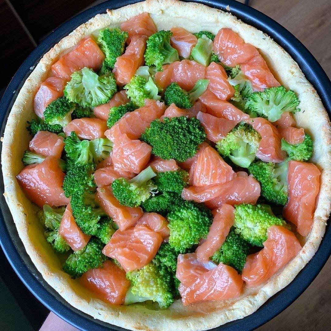 Киш с красной 🤤рыбой и 🥦брокколи в нежной сливочно-сырной 🧀заливке – просто в приготовлении, сытно и празднично!

КБЖУ на 100 грамм = 152,9/11,4/6,9/11,3

Ингредиенты:
Творог в брикетах 5% 200 грамм
Яйца 🥚4 шт.
Рисовая мука 150 грамм
Филе красной рыбы (у меня семга) 300 грамм
Брокколи 🥦300 грамм
Молоко 2,5% 200 мл
Сыр 20% 100 грамм
Оливковое масло 10 мл
Разрыхлитель 1 ч.л.
Соль, перец, тимьян

1. Соединяем с помощью вилки: творог (отжать лишнюю жидкость), два яйца, масло, соль, перец, тимьян.
2. Добавляем разрыхлитель, муку и вымешиваем тесто.
3. Распределяем тесто по форме (у меня 24 см), делаем бортики, прокалываем тесто вилкой и отправляем в духовку на 15 минут при 180 градусах.
4. Брокколи моем, разрезаем на соцветия, отправляем в кипящую подсоленную воду на 2 минуты, откидываем на дуршлаг.
5.Филе рыбы нарезаем кусочками.
6. Готовим заливку: с помощью вилки соединяем яйца 2 шт., молоко, соль, перец, тимьян. Добавляем тертый сыр и хорошо перемешиваем.
7.Наполняем нашу основу рыбой, брокколи, заливаем равномерно заливкой и отправляем в духовку на 30 минут.