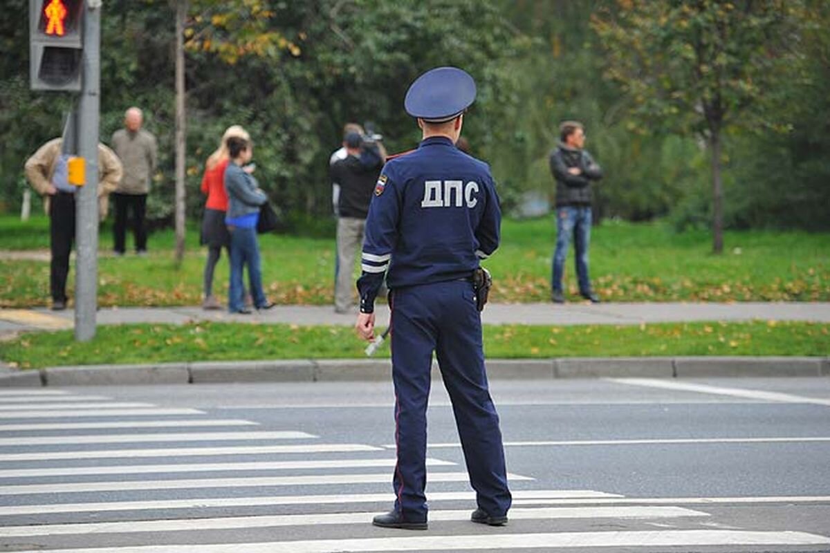 Самый высокий дпс. Полицейский ДПС. Форма инспектора ДПС. Сотрудник ГИБДД. Летняя форма инспектора ДПС.