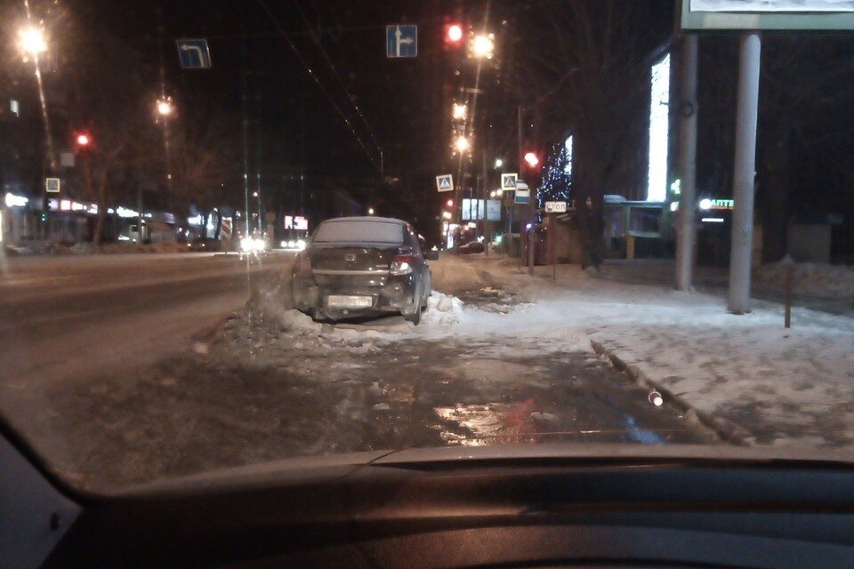     Автомобиль мешает проезду уже больше месяца. Фото: АСТ-54.