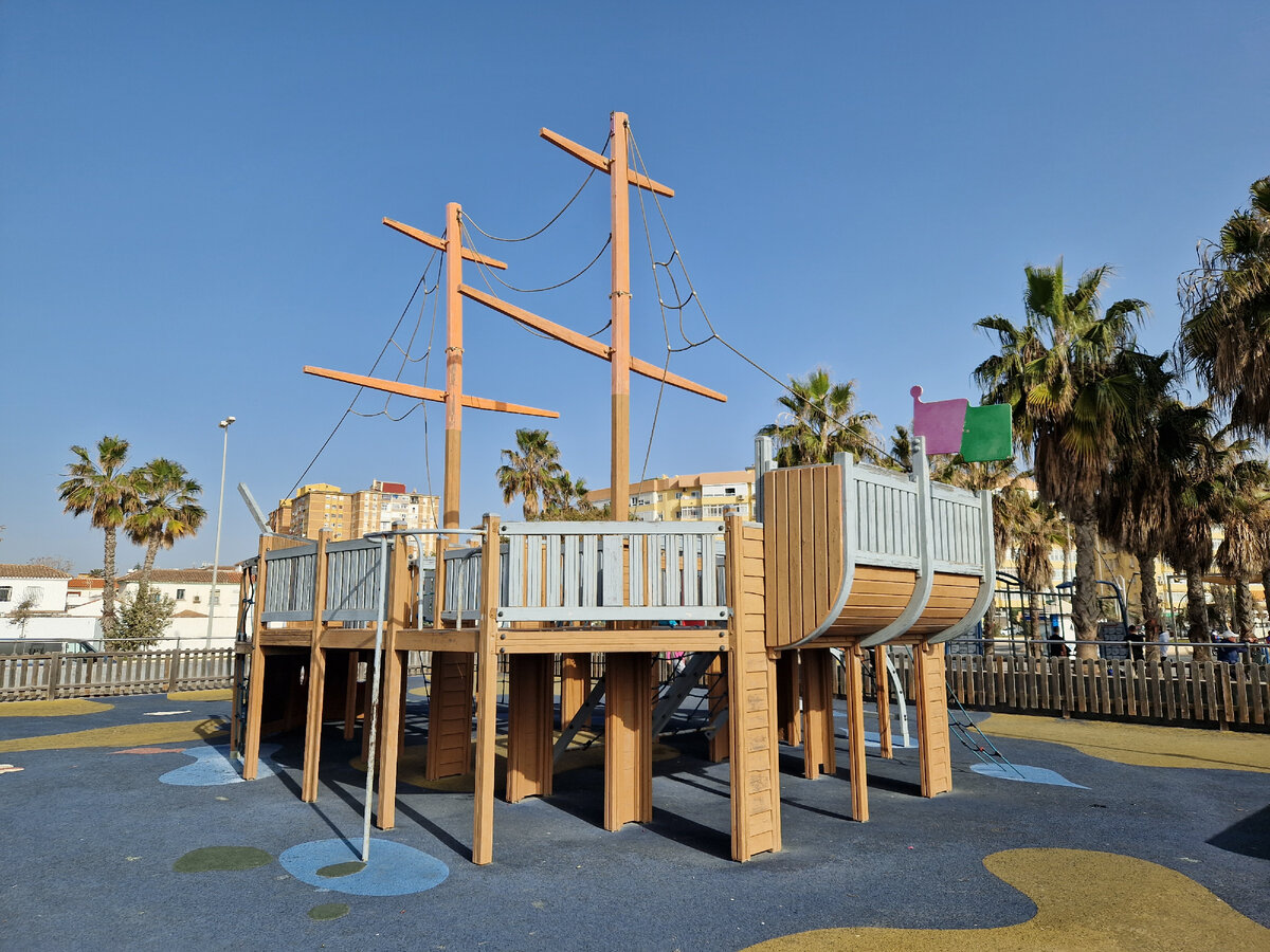 Корабль высотой с двухэтажный дом