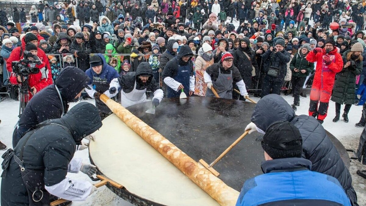     Тысячи яиц, литры масла и килограммы муки потратили блинопеки Ялуторовска для приготовления гигантских блинов на Масленицу. При этом получилось мучное изделие не с первого раза, а только с седьмой попытки.