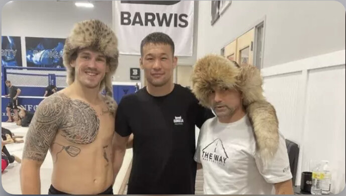 В Лас-Вегасе (США) на арене UFC Apex прошел очередной турнир UFC Fight Night под номером 220, главным событием которого стал бой в среднем весе между бразильцем Андре Мунисом и американцем Бренданом Алленом, сообщают Vesti.kz.
Поединок завершился в третьем раунде, когда Аллен поймал соперника на удушающий прием.
Для Муниса это поражение стало первым в UFC - до этого он одержал пять побед кряду в промоушене. Американец же продлил победную серию до пяти.