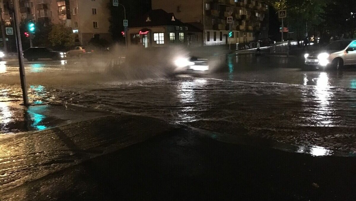     В Казани несколько улиц практически ушли под воду после прошедших осадков в виде снега и дождя. Inkazan выяснил, куда автомобилистам лучше не ехать из-за образовавшихся водоемов.