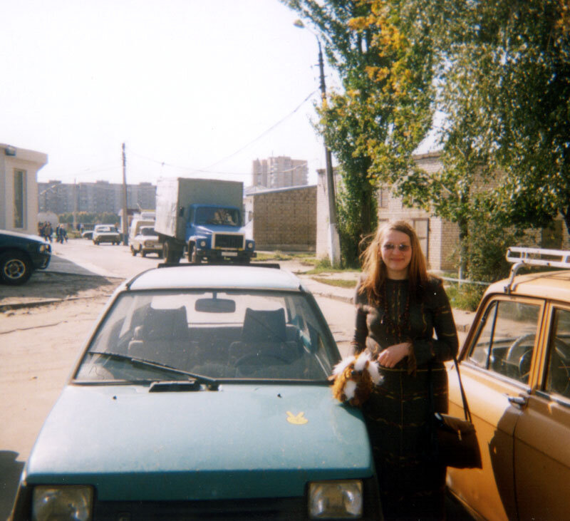 Я рядом с машиной знакомого, но уже после моей свадьбы, которую тоже отмечали в Железногорске.