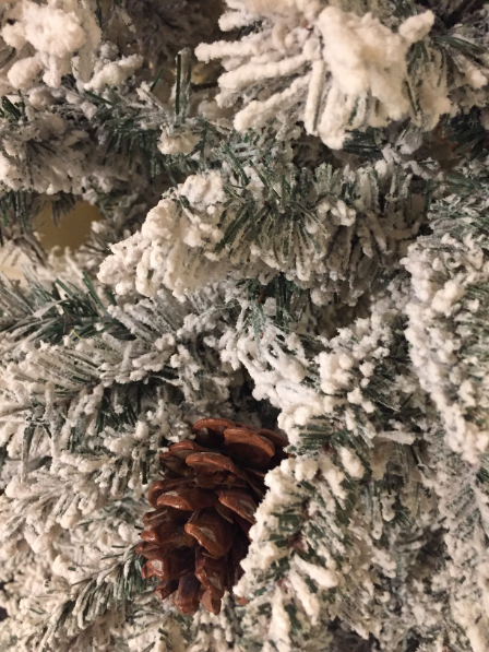 Обычно на Новый год погода не баловала жителей этого южного города. Она не отличалась разнообразием, каждый год горожане мечтали о снеге, но видели хмурое, серое небо, и такое же серое всё вокруг. Но в этом году погода решила сделать исключение и жители города радовались морозцу и свежевыпавшему снегу. Какое же это счастье – снег на Новый год! Природа преобразилась, от серого цвета не осталось и следа. Деревья, газоны – всё белое и искрится на солнце. В такую погодку дома не сидится, тянет на улицу, потому и людей так много гуляет.

А вечером включили освещение и стало ещё красивей. Всё вспыхнуло разноцветными новогодними огнями, а в замёрзших лужицах отражался свет вечерних окон.

Мороз крепчал и холодный воздух бодрил и заставлял прохожих поторапливаться. Да и не только мороз гонит людей, до полночи остаётся совсем мало времени, а полночь эта не простая, а новогодняя. Надо торопиться домой или в гости, чтобы успеть проводить Старый и встретить Новый год.Фото автораПолночь приближалась и людей на улице оставалось всё меньше и меньше. Да и те, что были, куда-то торопились. Хотя, что тут гадать, понятно куда торопились. Туда, где их ждут в эту новогоднюю ночь.
А на фоне всех бегущих и спешащих выделялась одинокая фигура мужчины. Он шёл не торопясь, но и по сторонам не смотрел, а был погружён в свои какие-то мысли. И видно было, что мысли эти не из приятных. Это был высокий, слегка сутулый мужчина значительно старше среднего возраста, производивший впечатление интеллигентного человека. Его пальто, хотя и не отвечало требованиям современной моды, выглядело довольно элегантно, а перекинутый через плечо длинный шарф придавал его образу некоторую стильность. Он был без головного убора, и лёгкий ветерок играл его редеющими седыми волосами.

Мужчина шёл по преобразившемуся под снегом скверу, но казалось, что его совсем не трогала эта красота, он остался равнодушен и к новогодней большой и яркой ёлке и, проходя мимо, даже не взглянул на неё.

- Аркадий Анатольевич! Здравствуйте! С Новым годом вас! – вдруг услышал он совсем близко негромкий женский голос. Мужчина посмотрел в сторону откуда доносилось приветствие. Голос показался ему знакомым, но он не сразу вспомнил, кому он принадлежит, да и не сразу узнал сидевшую в сквере на скамейке женщину.
- Гуляете? – продолжала женщина.
- Извините, Маргарита Андреевна, не сразу увидел и узнал вас. И вас с Новым годом! А что же вы на холодной скамейке сидите? Так и простудиться недолго.- Гуляла я здесь, красотами новогодними любовалась, вот и устала, решила отдохнуть, вот и присела на скамейке, - ответила женщина.
- Уже некогда сидеть, надо торопиться, а то опоздаете шампанское выпить под бой курантов.

По затянувшемуся молчанию, Аркадий Анатольевич понял, что торопиться женщине тоже некуда.
- Что, никто не ждёт? – спросил он, - Бывает… Вот, меня тоже… Ходил… Да только домой не солоно хлебавши возвращаюсь… Буду один встречать Новый год. Хотя, говорят, что встречать Новый год в одиночестве это плохая примета. Весь год один будешь… А, может, нам вместе встретить? А давайте?
- Давайте! Но где? Здесь в сквере, под ёлочкой? Замёрзнем… У меня дома гостей много к внучке пришло и я там лишняя…- Пойдёмте ко мне! У меня не будете лишней. Вот только на новогодний стол мы в моём холодильнике ничего не найдём. Но шампанское есть! Соглашайтесь!- Неудобно… Никогда не была у вас и тут заявлюсь.
- Ничего неудобного! Вас же мне сам Дед Мороз послал в этот день! –Аркадий Анатольевич помог женщине подняться, и дальше они пошли вместе.
- Холодно так, а вы без головного убора. Это почему? Стильным хотите казаться?
- Нет, Маргарита Андреевна, это так получилось. Торопился и самостоятельно не нашёл, где шапку оставил, а привлекать внимание к моему уходу не хотелось. Вот и ушёл так, мне идти не так и далеко, надеялся, что добегу, не успев замёрзнуть.- А я подумала, что под молодого косите…Д А Л Е Е