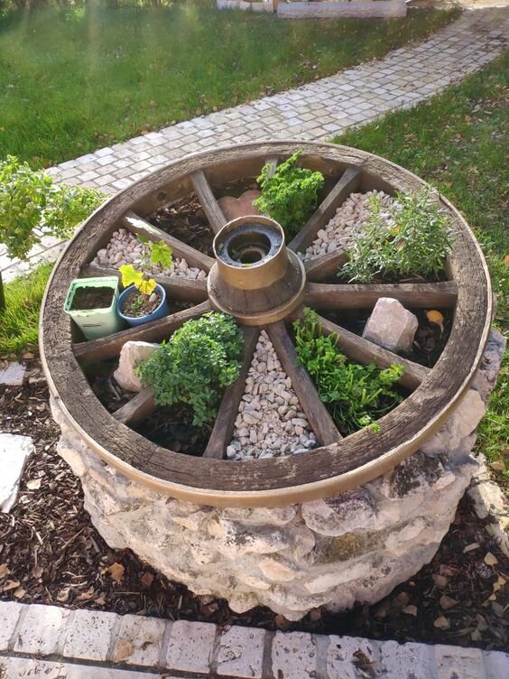 декоративное белое деревянное колесо в саду летний декор в деревенском стиле | Премиум Фото