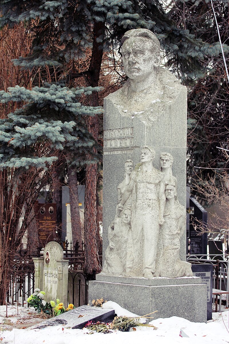 Памятник Александру Фадееву