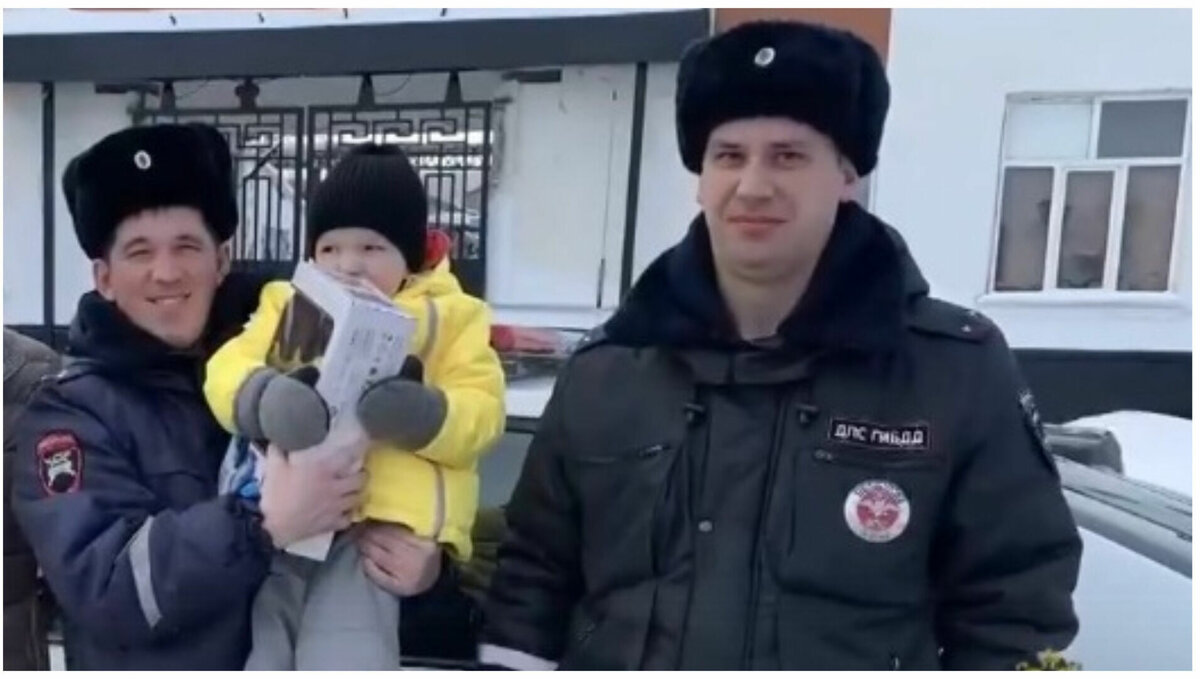     В Камбарке инспекторы ДПС пришли на помощь ребенку, который потерял сознание и перестал дышать, и спасли его от смерти. Видеоролик с рассказом о происшествии разместило в соцсетях МВД региона.
