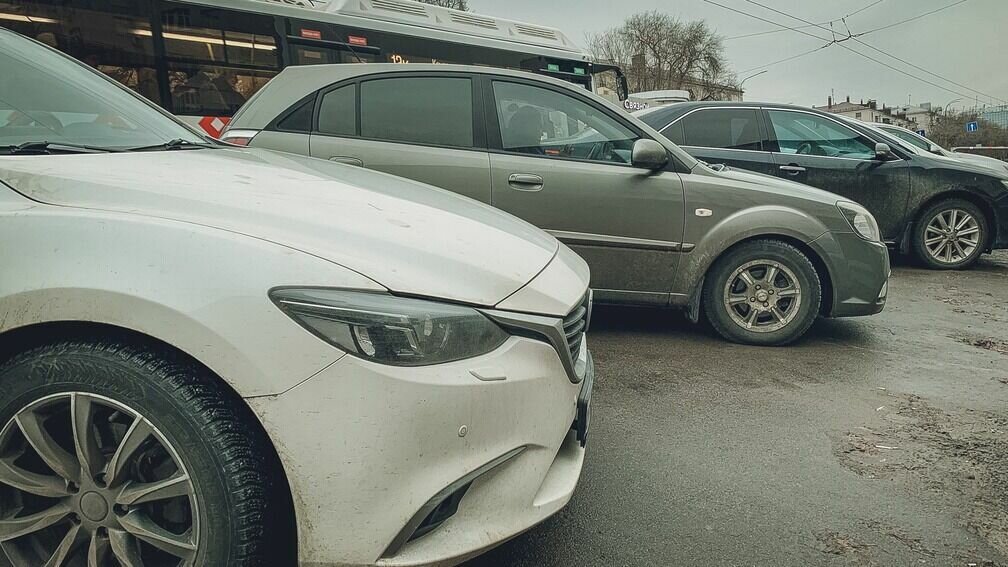     Десятки россиян, купивших автомобиль с аукциона в Японии, возможно, никогда не увидят свой авто. Компания «Альянс авто», судя по претензиям клиентов, руководствовалась серыми схемами при продаже машин с аукционов.