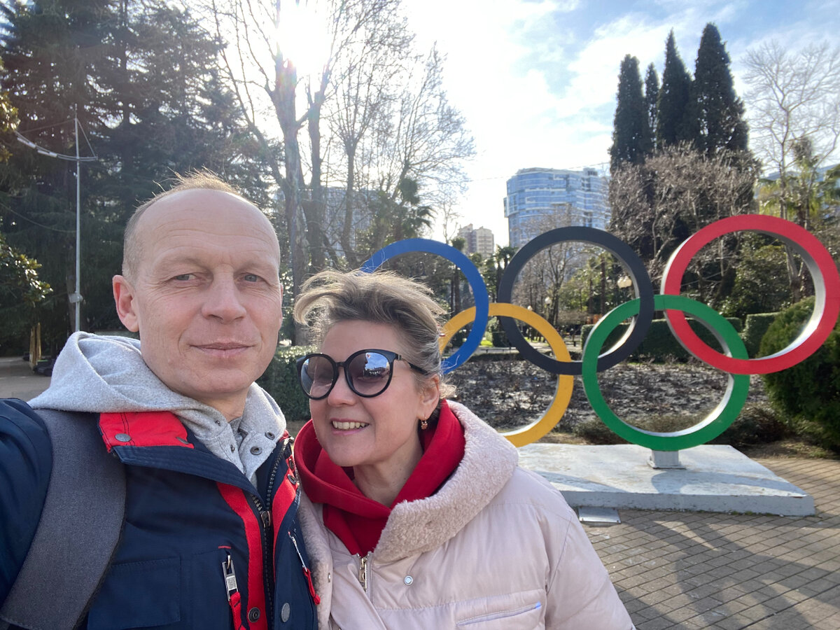 Павел и Ирина Бочкаревы на площади Флага в Сочи. Фото автора.