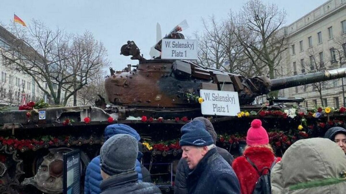     Подбитый российский танк Т-72 переместили от здания российского посольства в Берлине. На этом месте его установили к годовщине спецоперации на Украине.