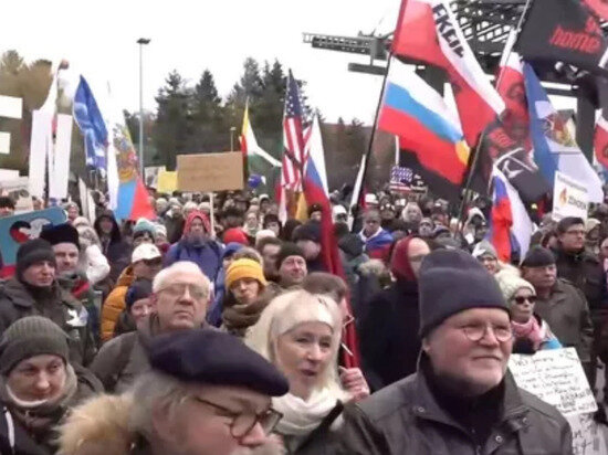     На снимке: участники акции протеста с требованием закрытия базы США Рамштайн в Германии. / Кадр из видео