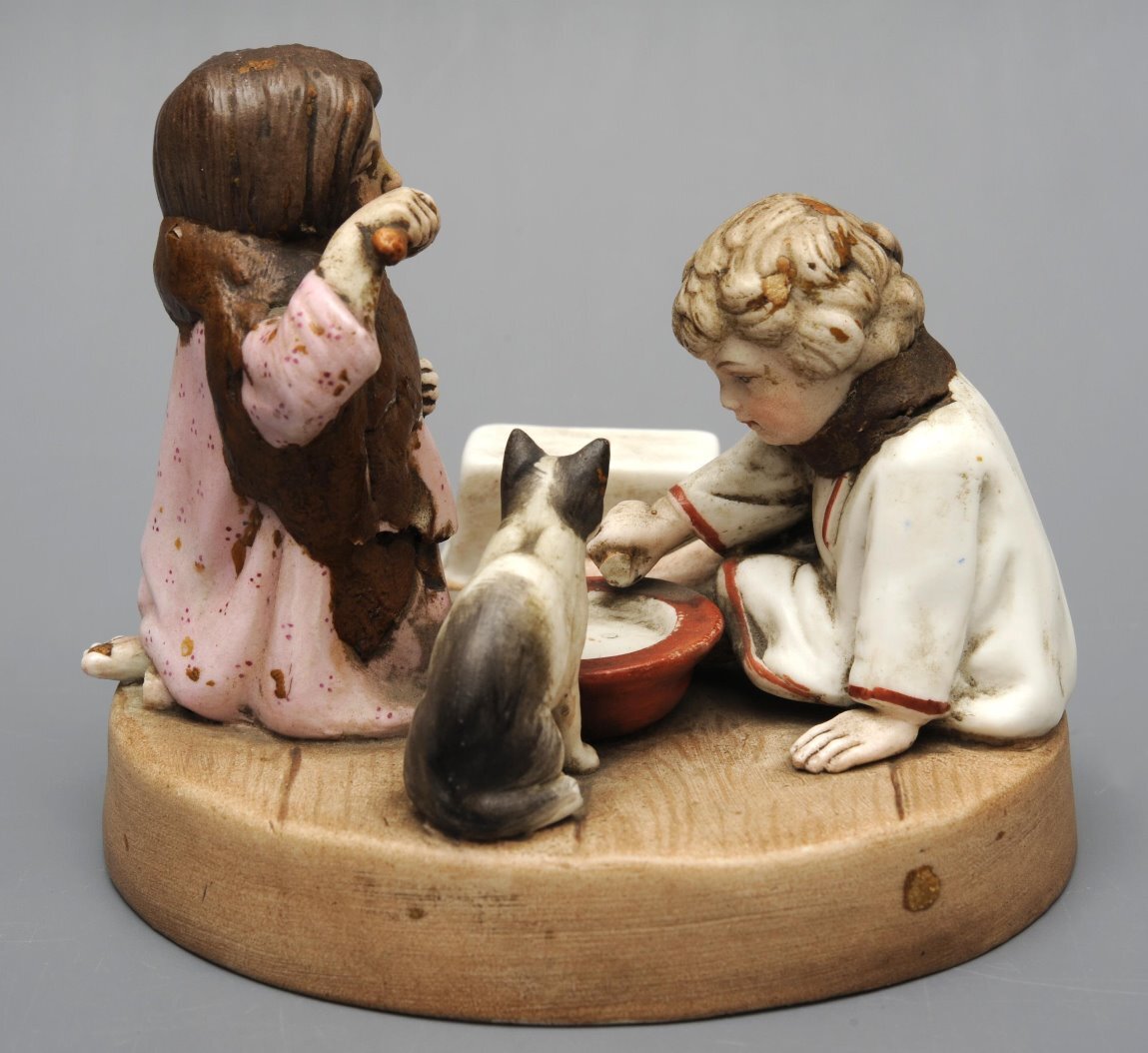Дети с кошкой. Скульптура. 1890-е гг. Из собрания ГВСМЗ