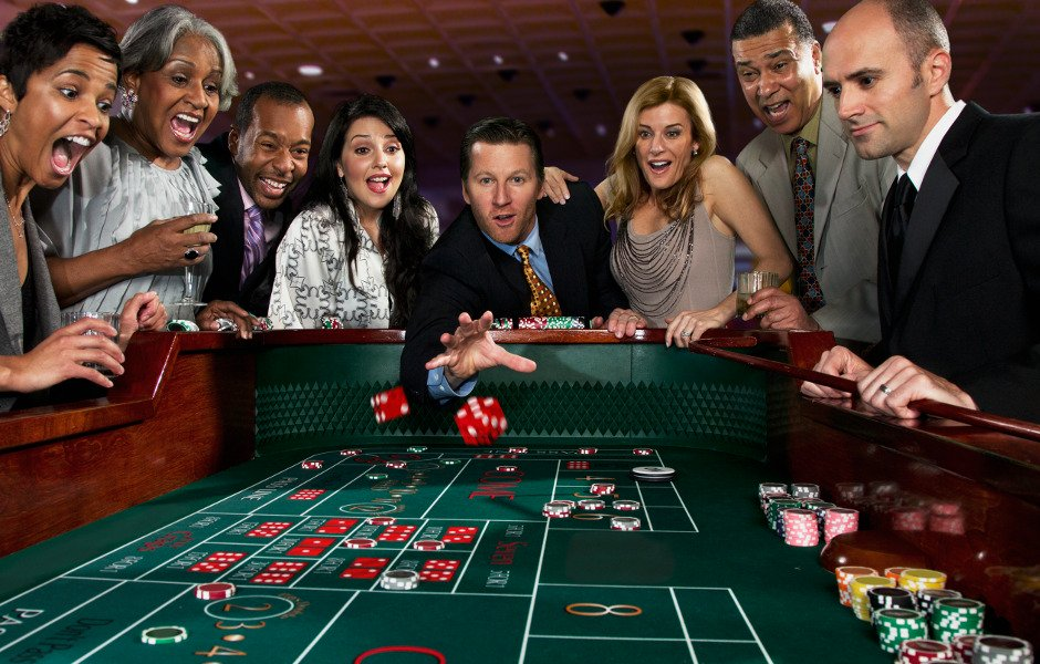 Casino joy реальных игроков. Крэпс игра в кости. Крэпс Покер. Игрок в рулетку. Игрок в казино.